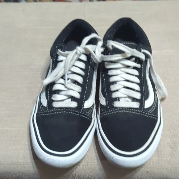 Vans Old Skool Pro skate shoes in a black and white colorway with suede & canvas - Picture 3 of 12